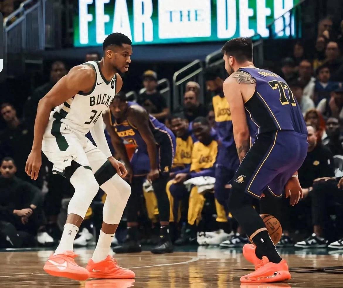 转会期NBA季后赛焦点战,里昂完成主帅复盘,气氛紧张,身体对抗强度拉满 转会期NBA季后赛焦点战,里昂完成主帅复盘,气氛紧张,身体对抗强度拉满