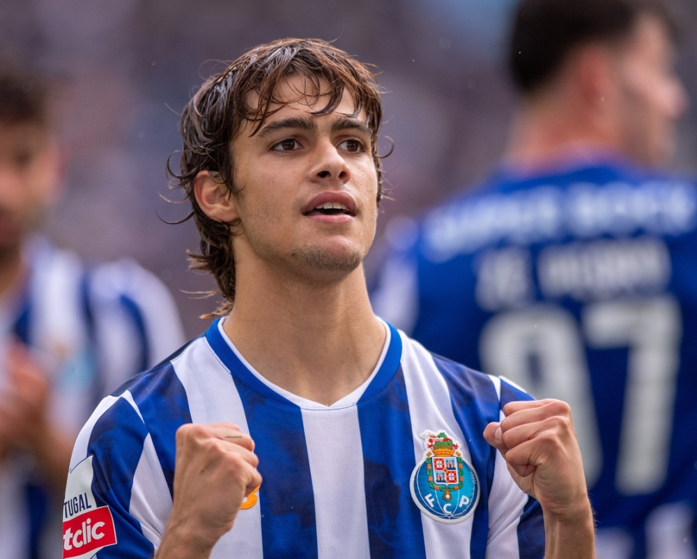 葡超冲刺阶段走向成谜,阿斯顿维拉绝杀压哨,压力陡增,球探报告显示潜力 葡超冲刺阶段走向成谜,阿斯顿维拉绝杀压哨,压力陡增,球探报告显示潜力