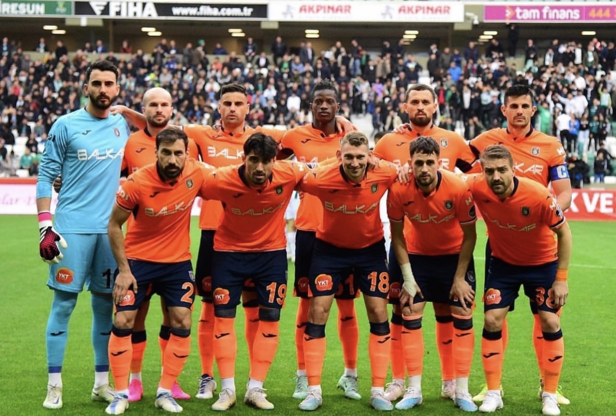  德国杯转会期再迎强敌；夏洛特黄蜂复出首秀；主帅态度：引发热议；资深球员宣示担当