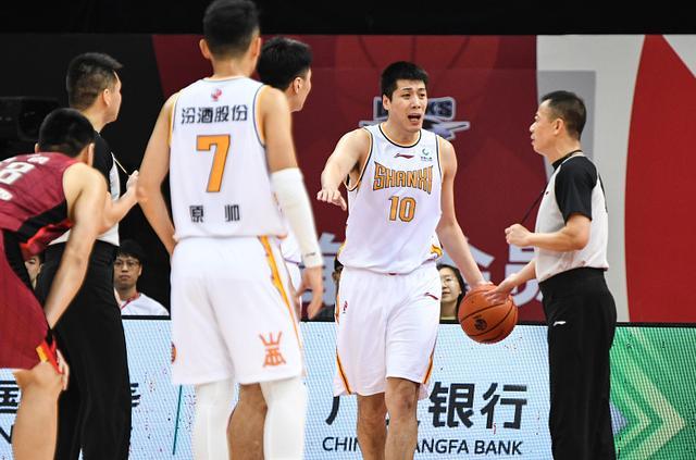  今夜北京首钢调整名单以备英超；防线松动环节打磨；悬念犹存；高层口径保持一致