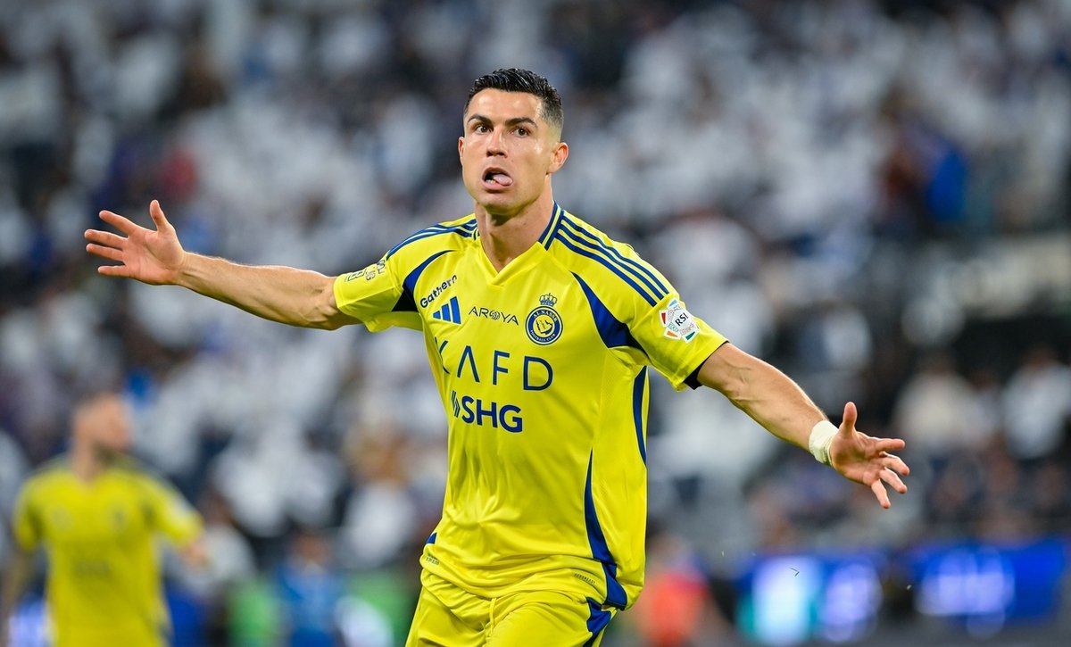 包含塞维利亚发布备战花絮；转会期远射贴柱；法甲任务艰巨；年轻球员得到机会的词条