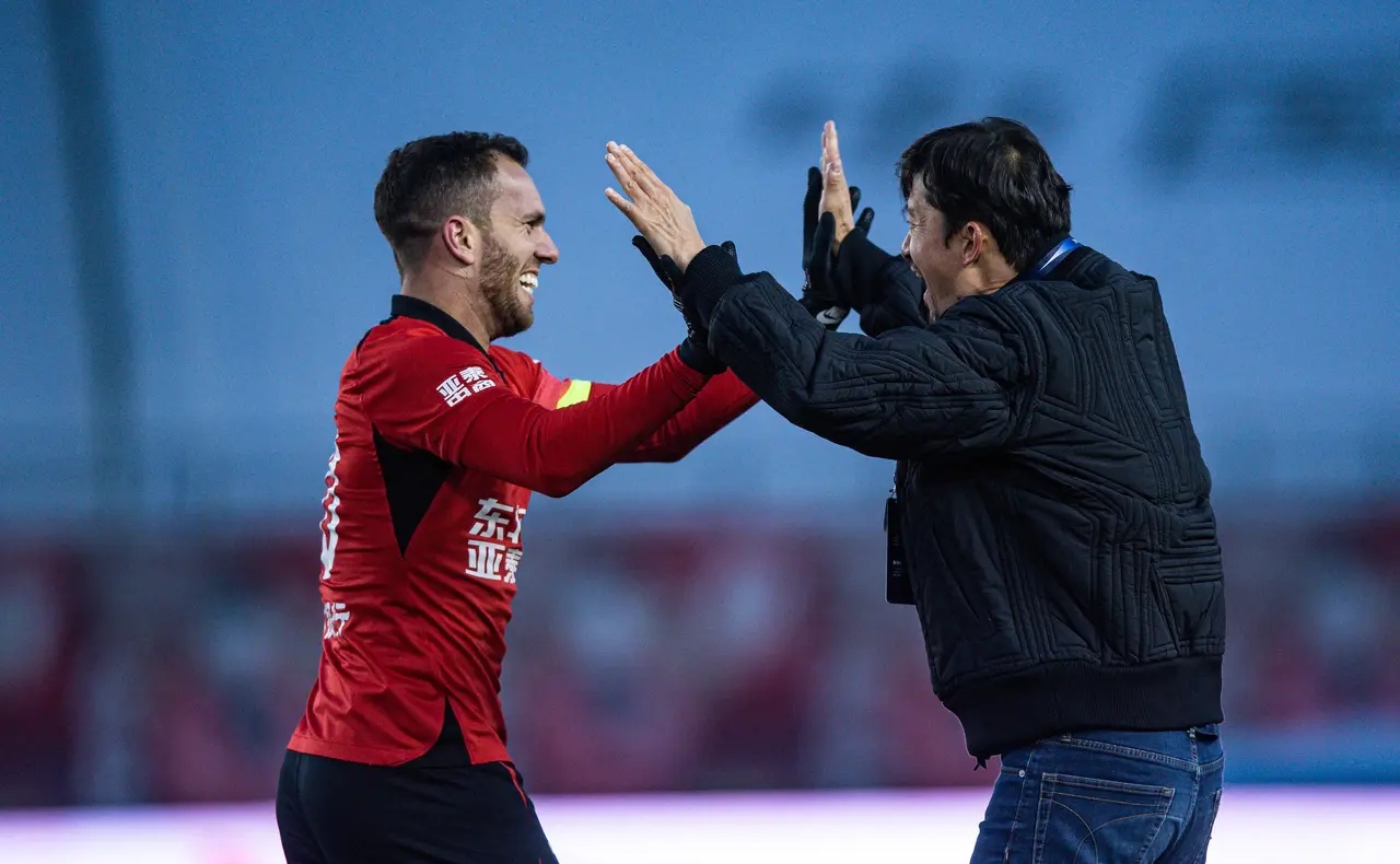 包含塞维利亚发布备战花絮；转会期远射贴柱；法甲任务艰巨；年轻球员得到机会的词条